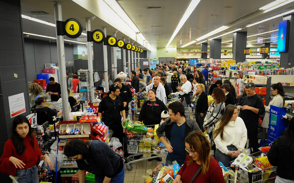 Forte affluence dans un supermarché de Haifa, en plein pandémie de coronavirus, le 14 mars 2020. (Crédit : Flash90)