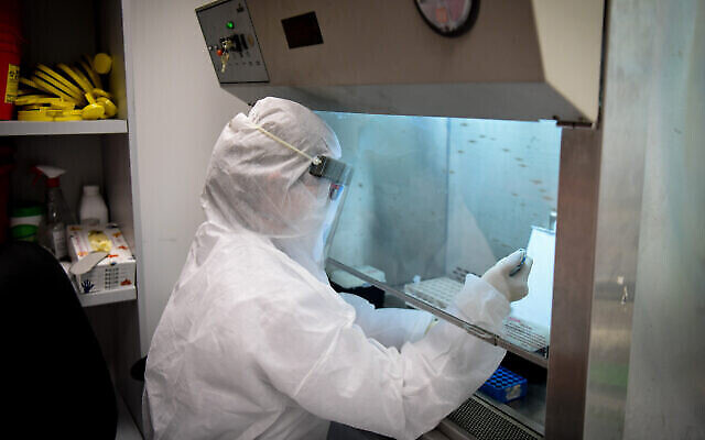 Des techniciens réalisent un test de dépistage du Covid-19 dans un laboratoire des services de santé Leumit, à Or Yehuda, le 19 mars 2020. (Crédit : Flash90)