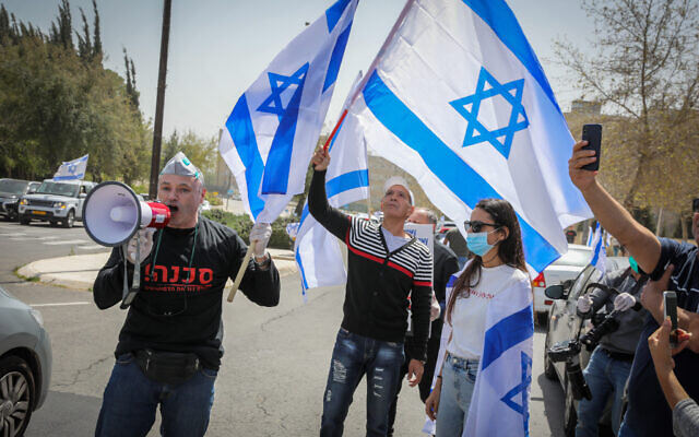 Des militants de droite protestent contre la Cour suprême et en soutien au Premier ministre Benjamin Netanyahu, devant la Cour suprême à Jérusalem, le 24 mars 2020. (Olivier Fitoussi/Flash90)