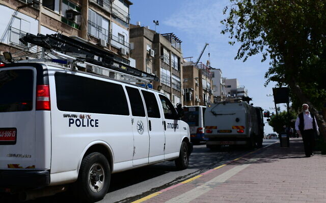 La police patrouille dans la ville juive ultra-orthodoxe de Bnei Brak, le 30 mars 2020. (Tomer Neuberg/Flash90)