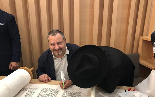 Giorgio Sinigaglia lors de l'écriture d'un rouleau de Torah à Milan, en Italie (Autorisation : Communauté juive de Milan)