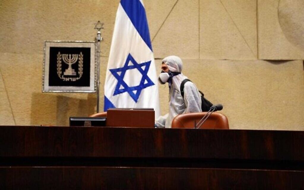 Un travailleur désinfecte la Knesset le 15 mars 2020. (Crédit : Adine Wolman / Bureau du porte-parole de la Knesset)