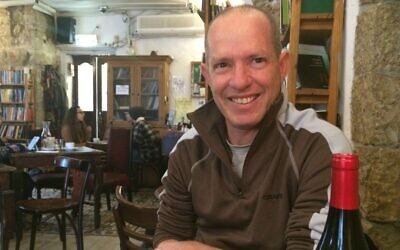 David Ehrlich, fondateur et copropriétaire du café littéraire Tmol Shilshom à Jérusalem. (Crédit : Renee Ghert-Zand/TOI)