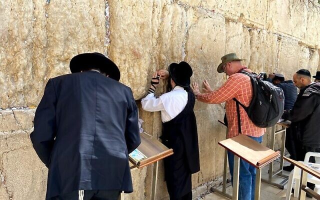 Des personnes priant au mur Occidental, à Jérusalem, le 10 mars 2020. (Crédit : Jacob Magid/Times of Israel)