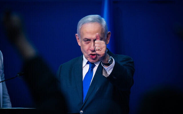 Le Premier ministre Benjamin Netanyahu s'adresse aux partisans le soir des élections au siège du parti à Tel Aviv, le 3 mars 2020. (Crédit : Olivier Fitoussi / Flash90)
