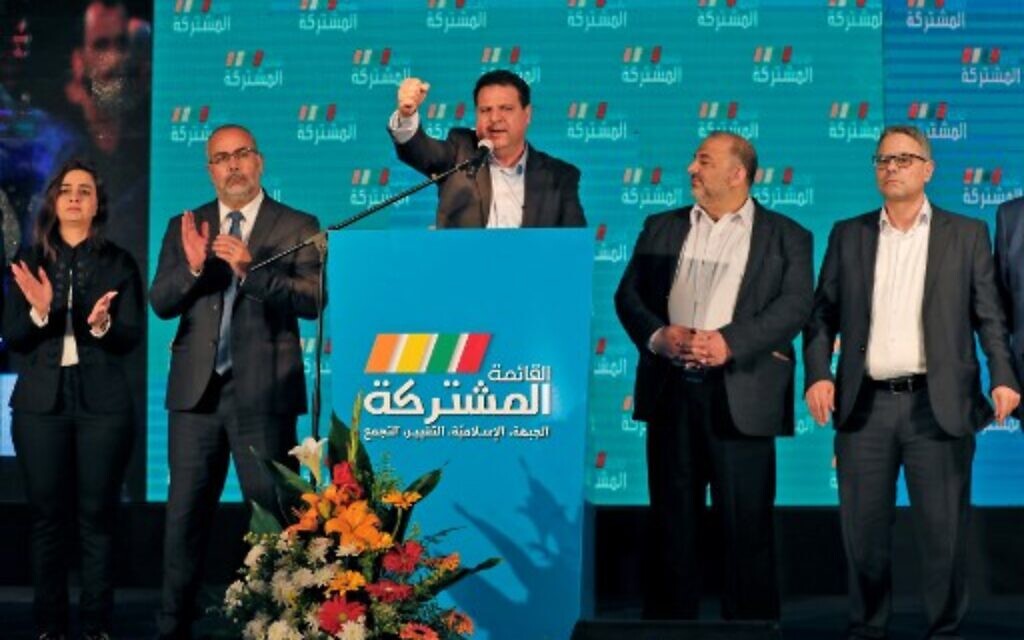 Ayman Odeh, au centre, leader du parti Hadash qui fait partie de la Liste arabe unie, lors d'un discours avec les autres dirigeants de l'alliance au siège électoral de l'union à Shefa-Amr, le 2 mars 2020 (Crédit : Ahmad GHARABLI / AFP)