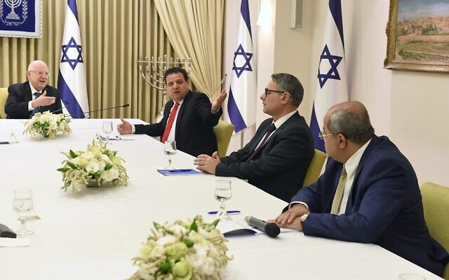 Le président Reuven Rivlin (à gauche) rencontrant les dirigeants du parti de la Liste arabe unie (de gauche à droite) Ayman Odeh, Mtanes Shihadeh et Ahmad Tibi, à la Résidence du Président à Jérusalem, le 15 mars 2020. (Mark Neyman/GPO)