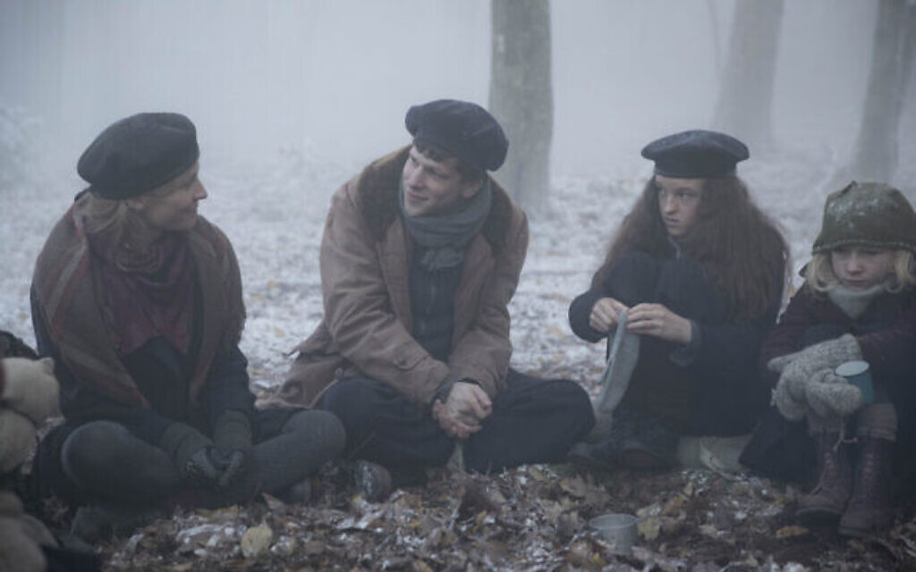 Jesse Eisenberg dans le rôle de Marcel Marceau dans ‘Resistance.’ (Autorisation : IFC Films)