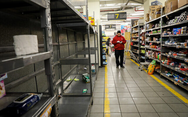 Des étagères vides dans un supermarché de Jérusalem, le 14 mars 2020. (Crédit : Yossi Zamir / Flash90)