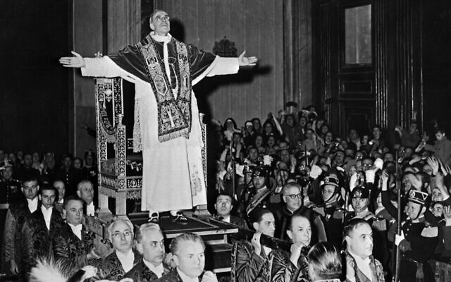 Le pape Pie XII bénit les fidèles au Vatican, le 4 mars 1949. (Crédit : INTERCONTINENTALE / AFP)