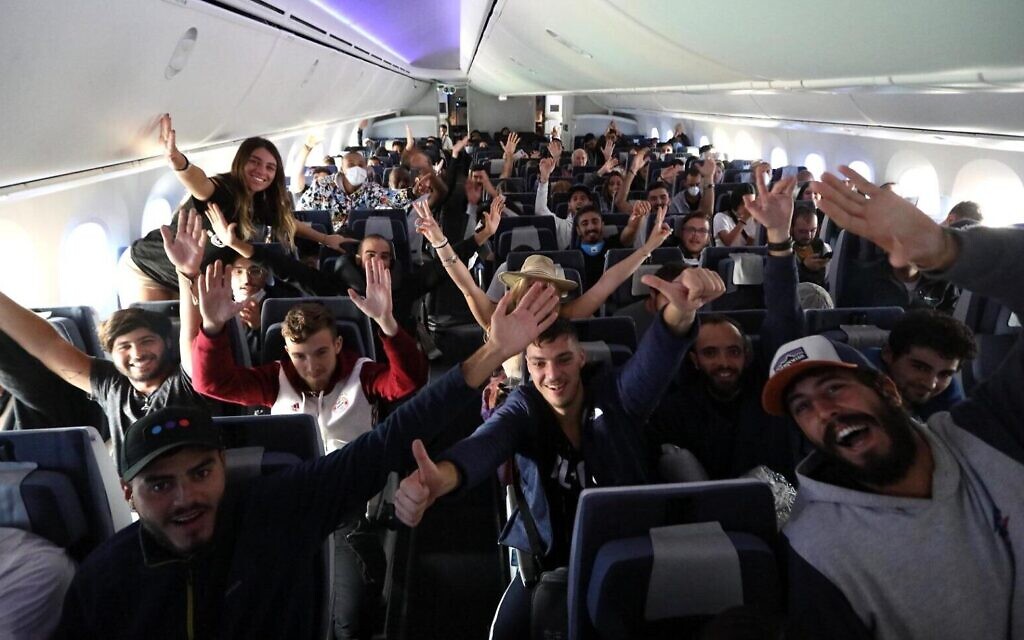 Des centaines de randonneurs israéliens à bord d'un El Al Dreamlimer les emmenant de Lima, au Pérou, à Tel Aviv, en mars 2020. (Sivan Farage)