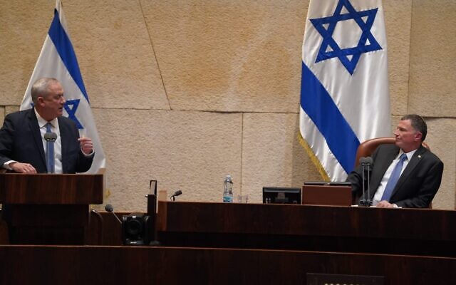 Le leader de Kakhol lavan Benny Gantz (à gauche) à la Knesset, à côté de Yuli Edelstein, le 23 mars 2020 (Crédit :  Shmulik Grossman/Knesset)