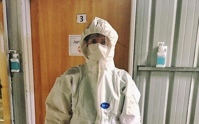 Rachel Gemara, infirmière à l'unité de confinement pour les patients atteints de coronavirus de l'hôpital Shaare Zedek de Jérusalem, en tenue de protection complète. (Autorisation)