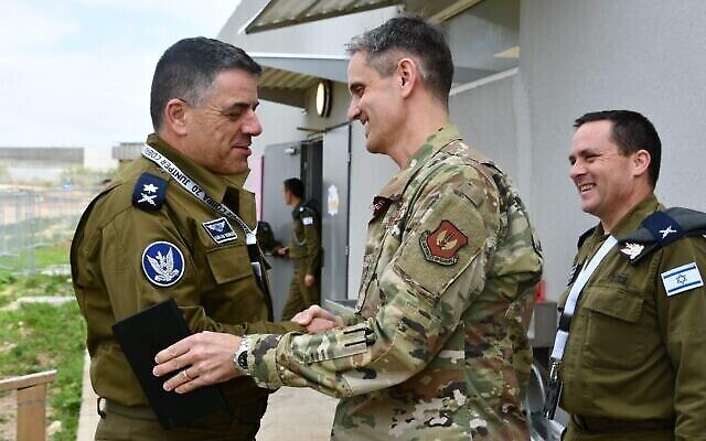 Le chef de l'armée de l'air israélienne, le général Amikam Norkin, rencontre un officier supérieur américain lors de l'exercice biennal de défense aérienne Juniper Cobra en Israël en mars 2020. (Crédit : armée israélienne)