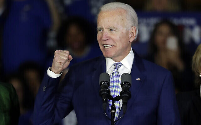 Joe Biden, ancien vice-président et candidat à l'investiture démocrate, s'exprime lors d'un meeting de campagne électoral, le mardi 3 mars 2020 à Los Angeles. (AP Photo/Chris Carlson)