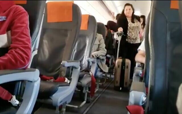 Capture d'écran d'une vidéo d'une passagère quittant un vol reliant Tel Aviv à Berlin après que le ministère de la Santé a élargi les restrictions d'auto-quarantaine pour les voyageurs, le 4 mars 2020. (Twitter)