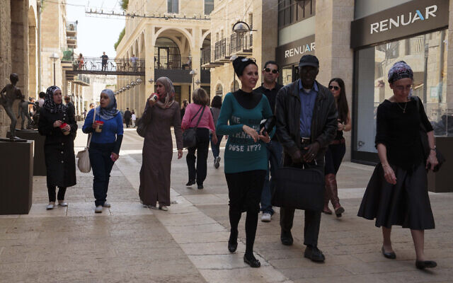 Des personnes se promènent dans le centre commercial Mamilla à Jérusalem le 13 mars 2013. (Sarah Schuman  / FLASH90)
