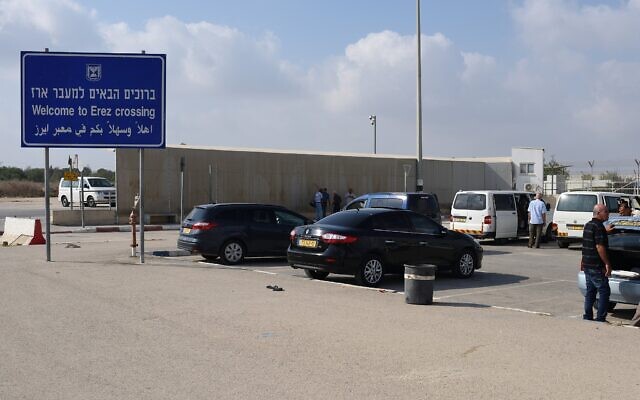 Des passagers au point de passage frontalier d'Erez qui est emprunté par les Gazaouis venant recevoir un traitement médical en Israël. (Gili Yaari/Flash90)