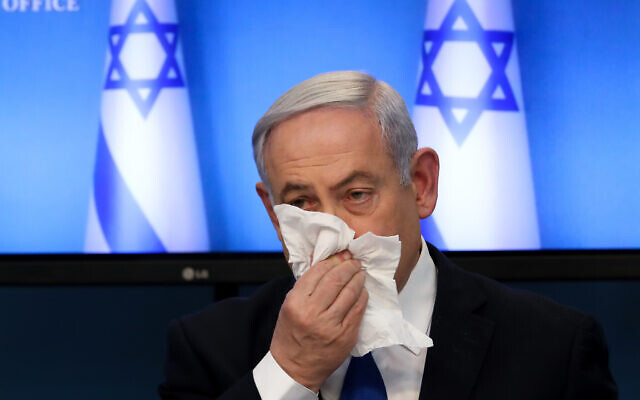 Le Premier ministre Benjamin Netanyahu dit aux Israéliens de s'assurer qu'ils utilisent des mouchoirs quand ils toussent ou éternuent lors d'une conférence de presse sur le coronavirus au Bureau du Premier ministre à Jérusalem, le 11 mars 2020. (Flash90)