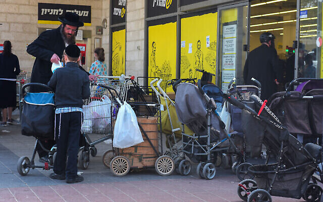 Des Juifs ultra-orthodoxes devant un supermarché à Bnei Brak, le 25 mars 2020. (Avshalom Sassoni/Flash90)
