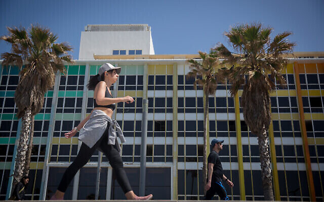 Des joggers sur la promenade de la plage de Tel Aviv, le 25 mars 2020. (Miriam Alster/Flash90)