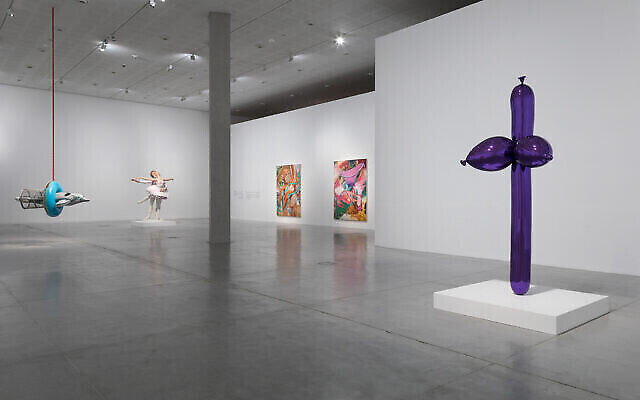 Des oeuvres d'art de Jeff Koons sont exposées au Musée d'art de Tel Aviv (Crédit : Elad Sarig)