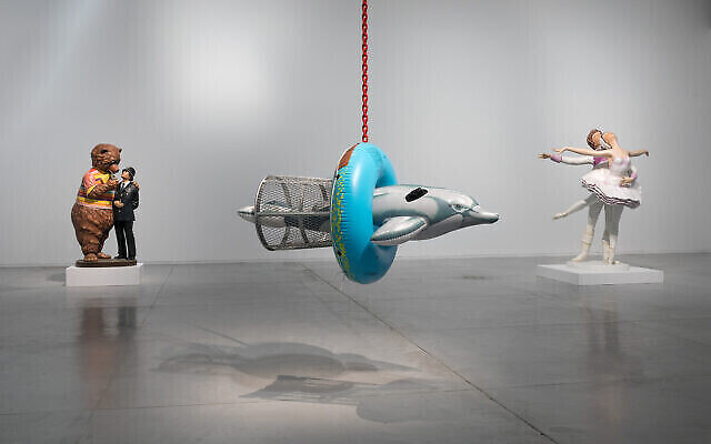 Des oeuvres d'art de Jeff Koons sont exposées au Musée d'art de Tel Aviv (Crédit : Elad Sarig)