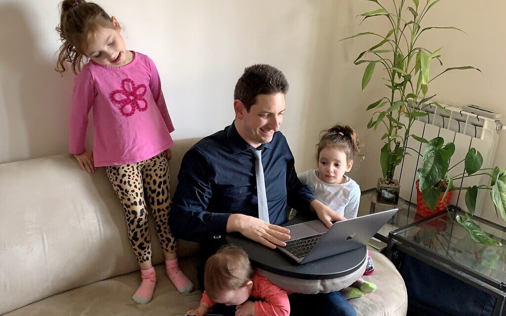 Eliav Rodman, responsable marketing de myInterview, travaille depuis chez lui en compagnie de ses trois enfants à Jérusalem, le 26 mars 2020. (Maor Rodman)