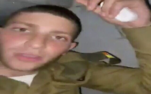 On peut voir le soldat israélien dans une vidéo filmée à l'intérieur du compartiment à bagage d'un bus en circulation, le 6 mars 2020. (Capture d'écran : Channel 12)
