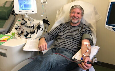 Le rabbin Daniel Nevins donnant son plasma sanguin à l'hôpital au Mount Sinai Hospital à New York, le 27 mai 2020. (Crédit : Daniel Nevins via JTA)