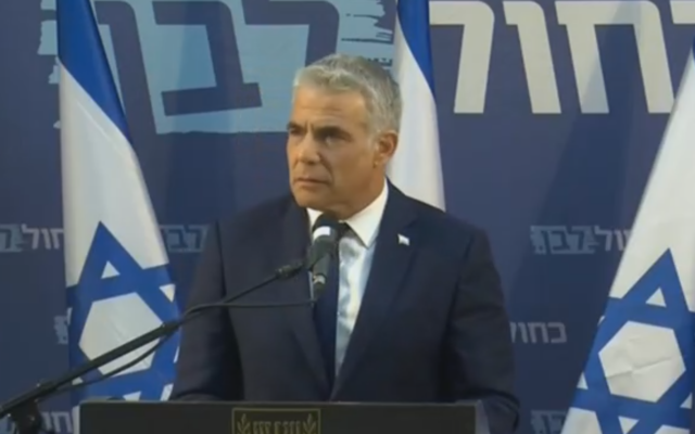 Yair Lapid lors d'une conférence de presse à Tel Aviv, le 26 mars 2020. (Capture d'écran)