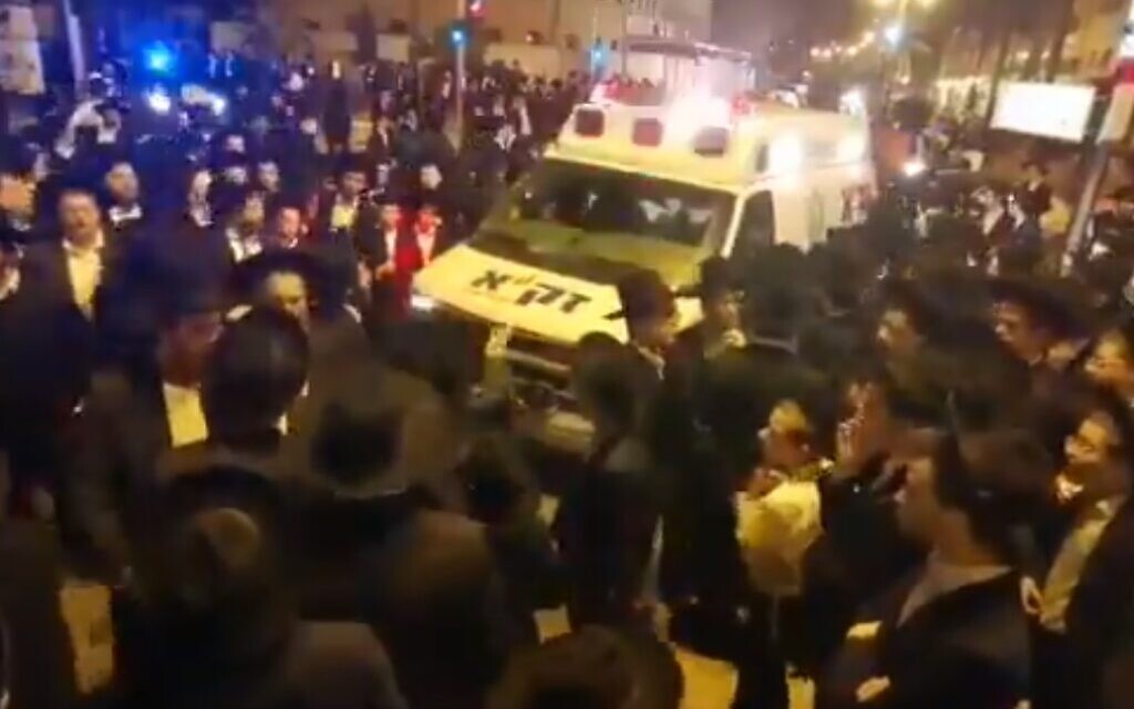 Personnes assistant à des funérailles à Bnei Brak, le 29 mars 2020. (Capture d'écran : Twitter)
