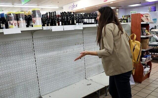 Des rayons vides dans un supermarché de Tel Aviv. Les Israéliens stockent de la nourriture alors que le gouvernement prend des précautions plus strictes contre le virus Corona, 10 mars 2020. (Yossi Zamir/FLASH90)
