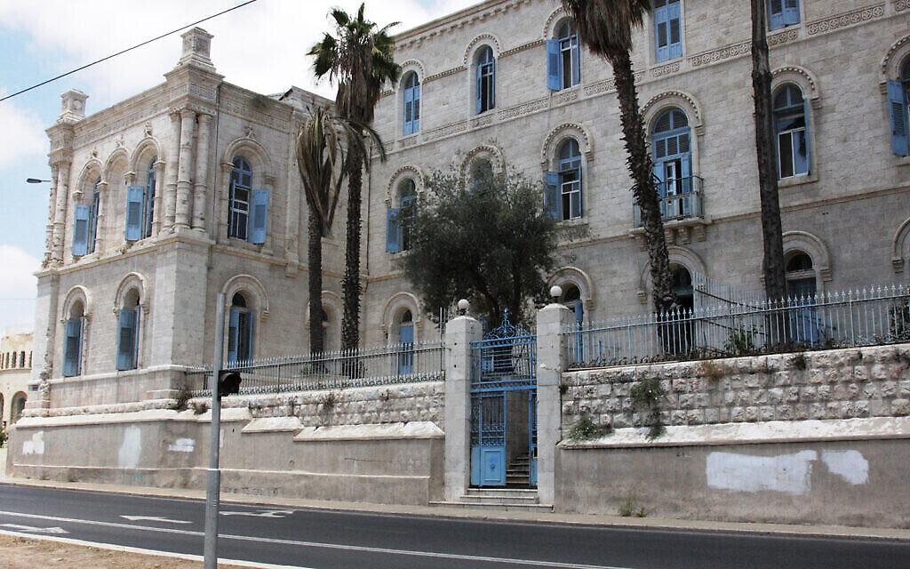 L'hôpital français de Jérusalem sur Shivtei Yisrael Street. (Crédit : Shmuel Bar-Am)