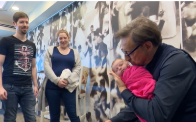 Le pédiatre Harvey Karp apaise un nouveau-né en Israël, le 6 mars. 2020 (Capture d'écran Douxième chaîne)