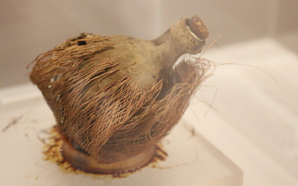 Une cruche vieille de 2 000 ans, découverte près de la mer Morte, dont la résine proviendrait d'un sapin baumier, est exposée au Musée des pays de la Bible. Le baume était un produit très commercialisé dans le Proche-Orient ancien. (Shmuel Bar-Am)