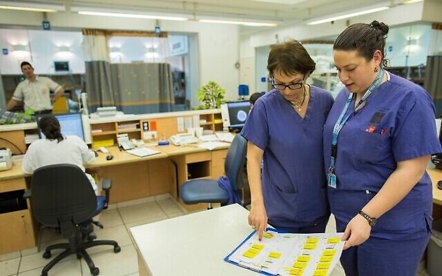 Des infirmières de l'hôpital Hadassah Ein Kerem, à Jérusalem, le 19 février 2014. (Crédit : Yonatan Sindel / Flash90)