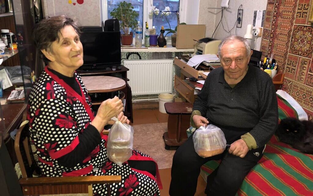 Un couple juif ukrainien avec des colis alimentaires fournis par le groupe Christians for Israel. (Christians for Israel)
