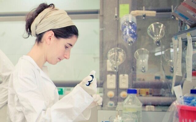 Une chercheuse travaille en laboratoire à Migal dans une photo sans date publié par l'institut de recherche. (Crédit : Lior Journo)