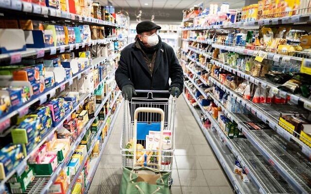 Un homme portant un masque dans un supermarché de Berlin, le 17 mars 2020. (Crédit : Kay Nietfeld / dpa / AFP) / Germany OUT