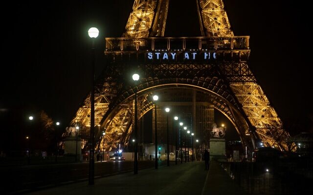 Illustration. La tour Eiffel, à Paris, le 27 mars 2020, avec le message « Stay at Home » (« Restez chez vous ») dans le cadre de la lutte contre l’épidémie de coronavirus. (Crédit : Thomas SAMSON / AFP)