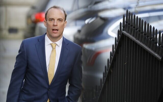 Le secrétaire d'Etat aux Affaires étrangères britannique Dominic Raab, à gauche, arrive au 10 Downing Street, le 7 avril 2020 (Crédit : AP Photo/Matt Dunham)