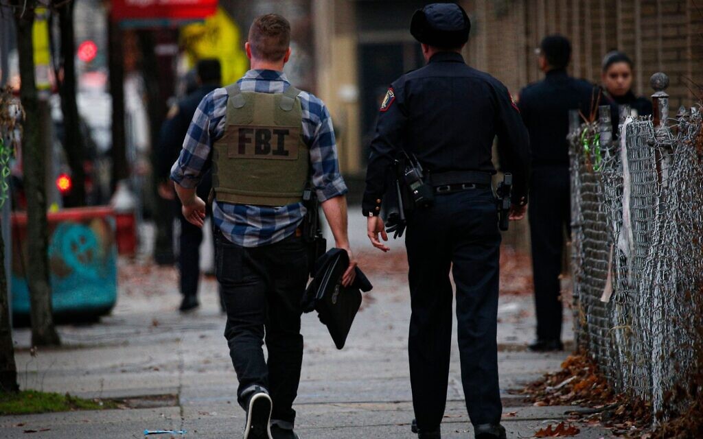 Un agent du FBI arrive sur la scène d'une fusillade à Jersey City, dans le New Jersey, le 10 décembre 2019. (Crédit : Kena Betancur/AFP via Getty Images/ via JTA)