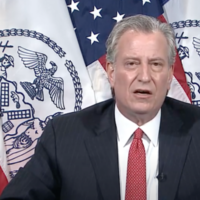 Le maire de New York Bill de Blasio répond à des questions sur la gestion d'un enterrement à Brooklyn, le 29 avril 2020. (Capture d'écran YouTube)