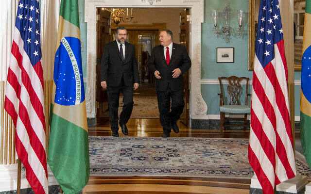 Le ministre des Affaires étrangères brésilien Ernesto Araujo avec Mike Pompeo, le 11 mars 2020. (Crédit : Brazilian Foreign Ministry/ Flickr)
