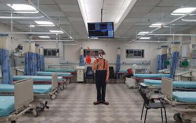 Le clown médical Nimrod Eisenberg se produisant à l'hôpital Sourasky de Tel Aviv pendant la pandémie de coronavirus. (Autorisation de Nimrod Eisenberg)