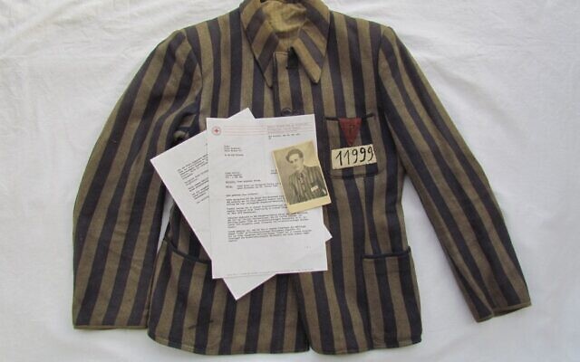 La chemise de déporté vendue 16 000 $ par le site liveauctioneers.com et la maison de vente américaine Valkyrie Historical Auctions le 25 avril 2020. (Crédit : liveauctioneers.com)