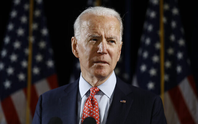 Le candidat démocrate à la présidence, l'ancien vice-président des États-Unis Joe Biden, évoque le coronavirus, le 12 mars 2020, à Wilmington, dans le Delaware. (AP Photo/Matt Rourke)