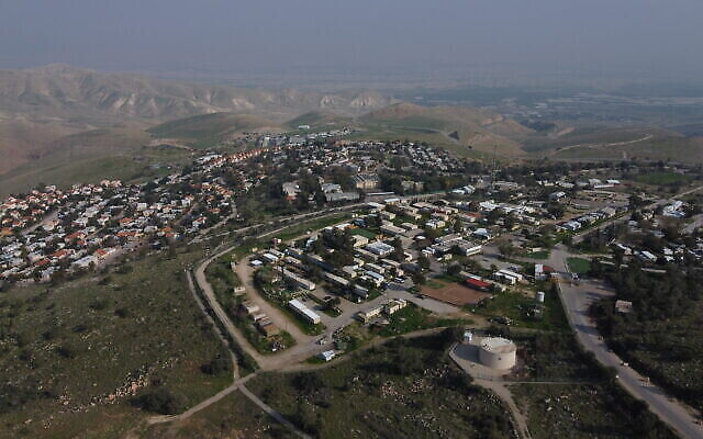 Une vue de l'implantation de Maale Efraim en Cisjordanie sur les collines de la vallée du Jourdain, le 18 février 2020. (Crédit : AP/Ariel Schalit)