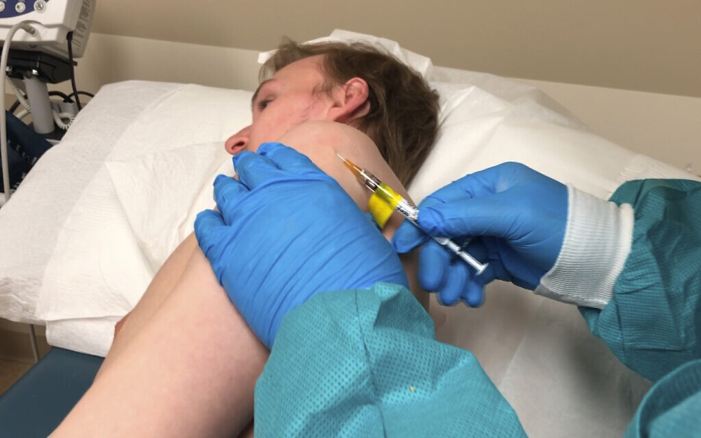 Un participant à un essai de vaccin anti-coronavirus reçoit une injection à Kansas City, dans le Missouri, le 8 avril 2020 (Crédit : Center for Pharmaceutical Research via AP)